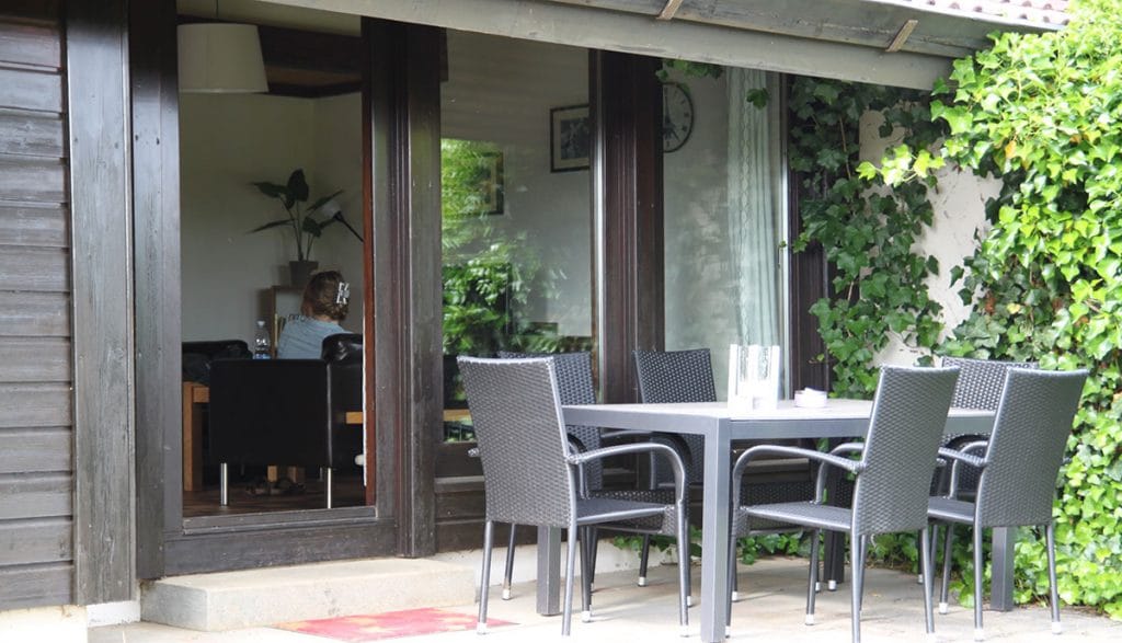Terrasse Haus Mohnblume Haus 93 im Feriendorf Öfingen mit Sitzgelegenheit, Liege und Sonnenschirm