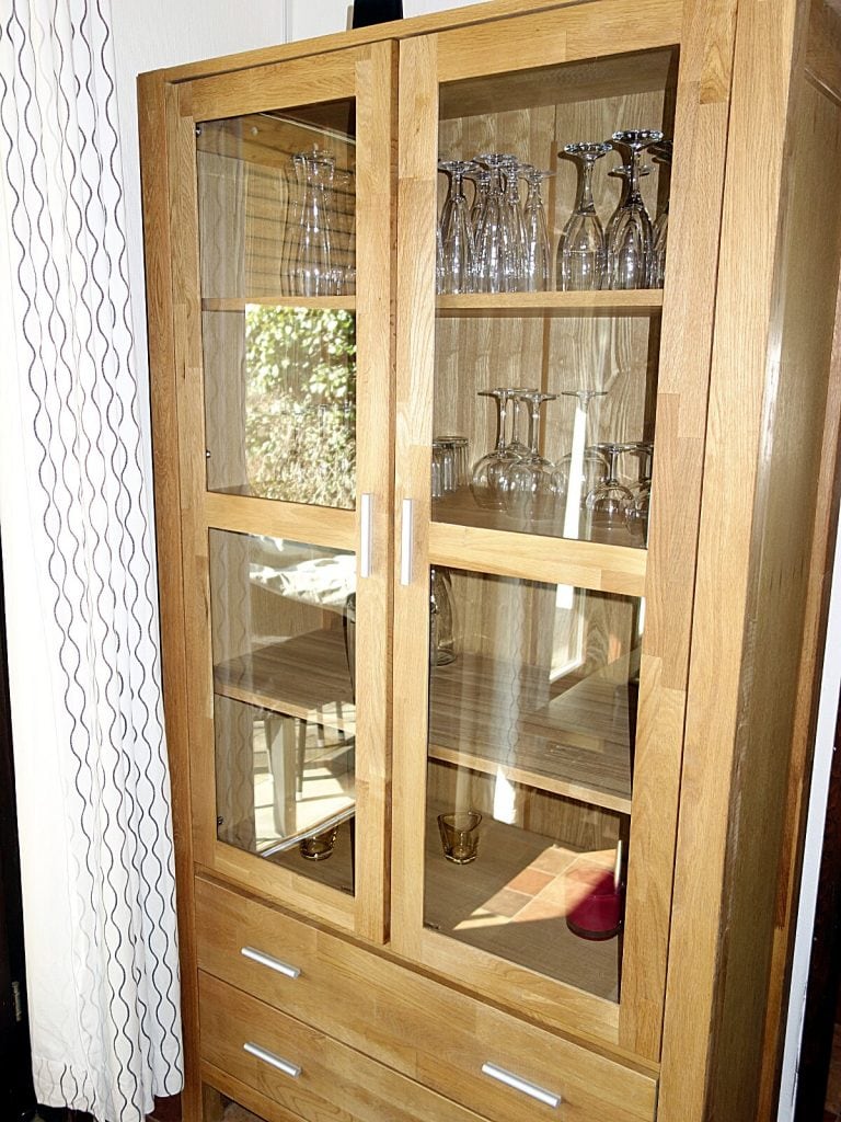 Vitrine mit Gläsern im Haus Mohnblume Haus 93 im Feriendorf Öfingen