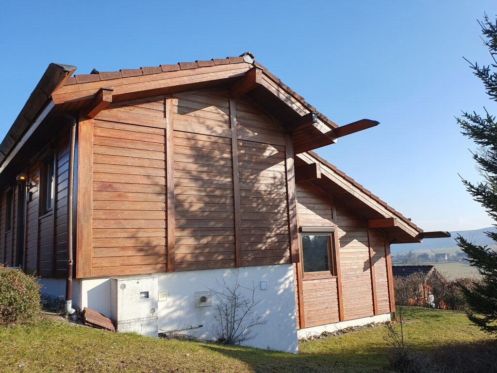 Haus Mohnblume - Haus 93 im Feriendorf Öfingen | Seitenansicht des Ferienhauses "Haus Mohnblume" im Feriendorf Öfingen
