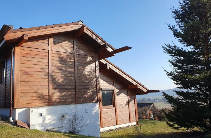 Seitenansicht des Ferienhauses "Haus Mohnblume" im Feriendorf Öfingen